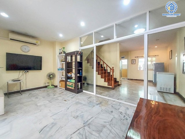 *****ทาวน์เฮ้าส์มือสองย่านนนทบุรี ม.ซื่อตรง บางใหญ่ เฟส2 เนื้อที่กว้าง 23.60 ตร.ว. ฟังก์ชัน 3 ห้องนอน 2 ห้องน้ำ ที่จอดรถ 1คัน ทาวน์เฮ้าส์พื้นที่ใช้สอยเยอะเหมือนบ้านเดี่ยว! ฟรี! เครื่องปรับอากาศ  2 ตัว! บนทำเลแห่งการเดินทางเชื่อมต่อถนนชัยพฤกษ์, ถนนบางบัวทอง-สุพรรณบุรี